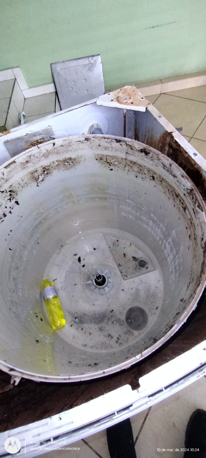 Lavadora Electrolux desmontada durante higienização, antes da limpeza