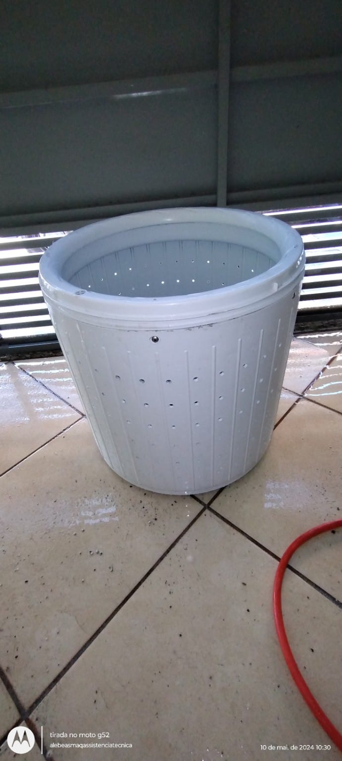 Cesto de lavadora Electrolux durante serviço de higienização