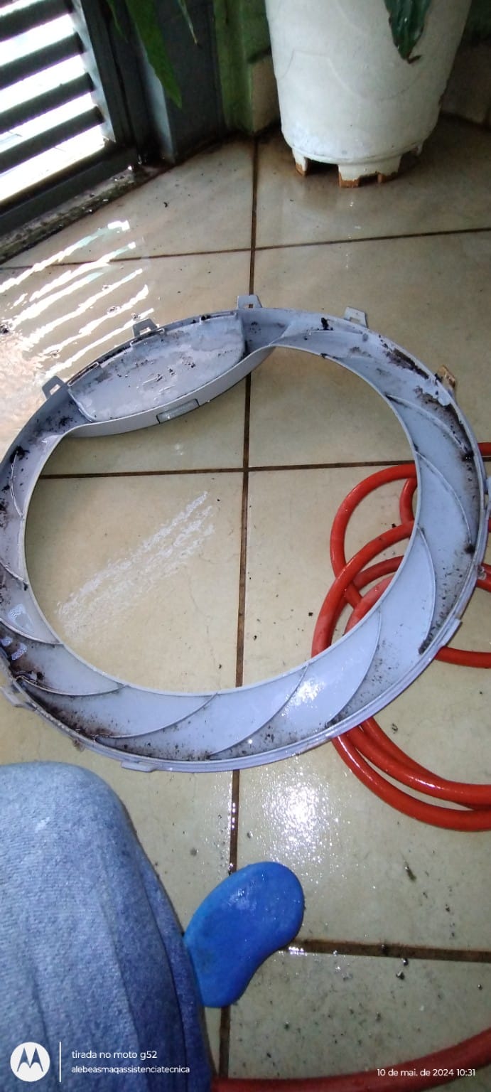Peça de lavadora Electrolux retirada para higienização